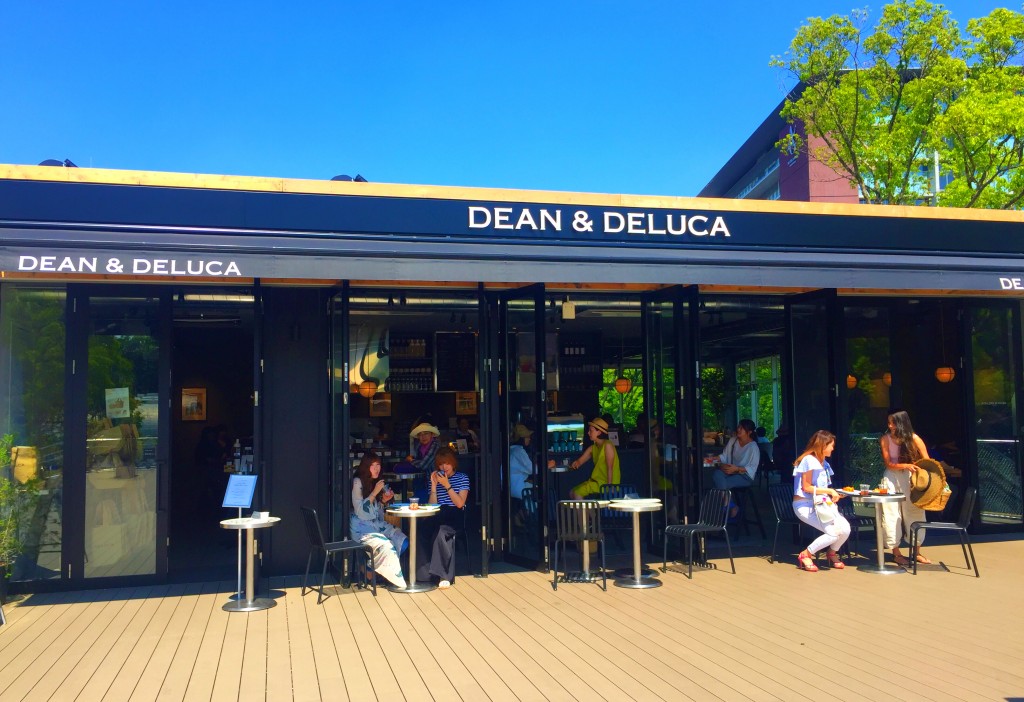 名城公園 トナリノ にできた Dean Deluca のテラス席が最高 夫婦無職で世界一周